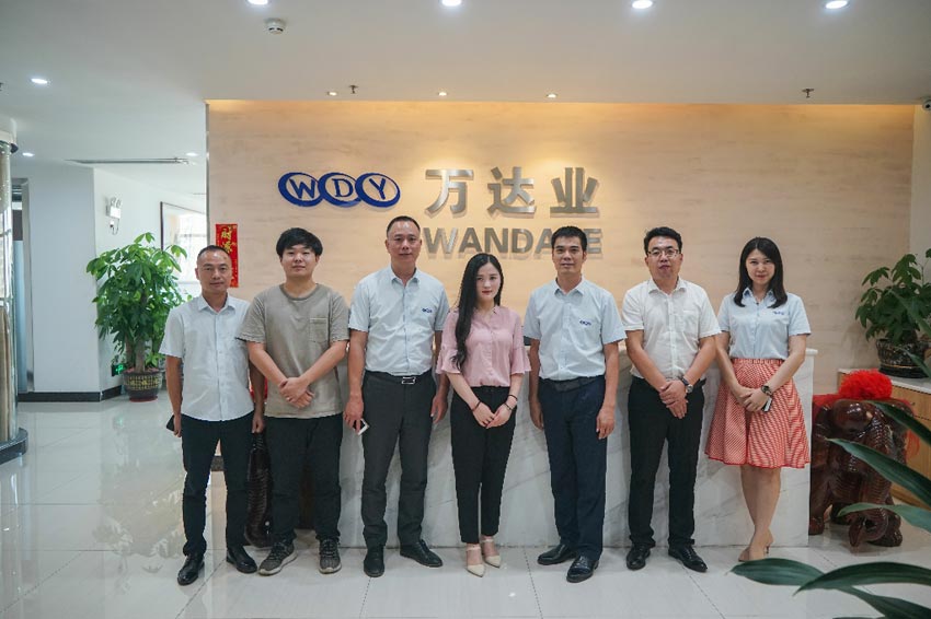 好色先生TV传媒与《品质》栏目组合影留念