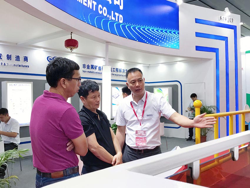 好色先生TV传媒董事总经理曹传伟先生为客户介绍新品