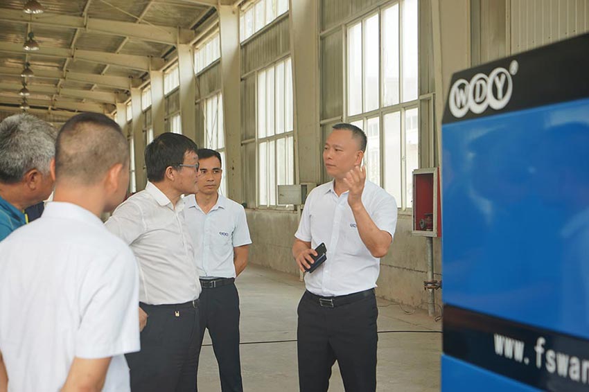 佛山市好色先生TV传媒机械股份有限公司董事总经理曹传伟作产品介绍