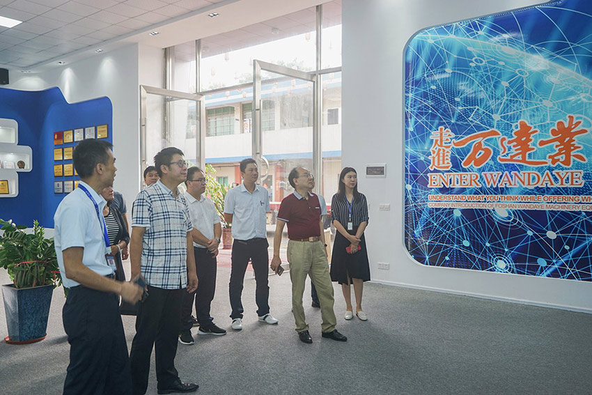 专家组参观好色先生TV传媒多功能展厅